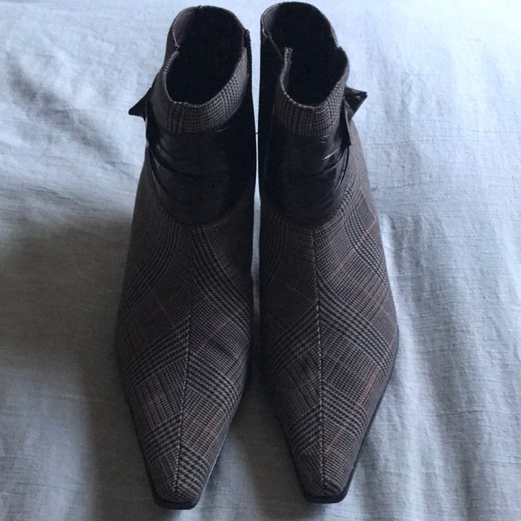 Women’s 9 and 1/2 heal boots. - Picture 2 of 4